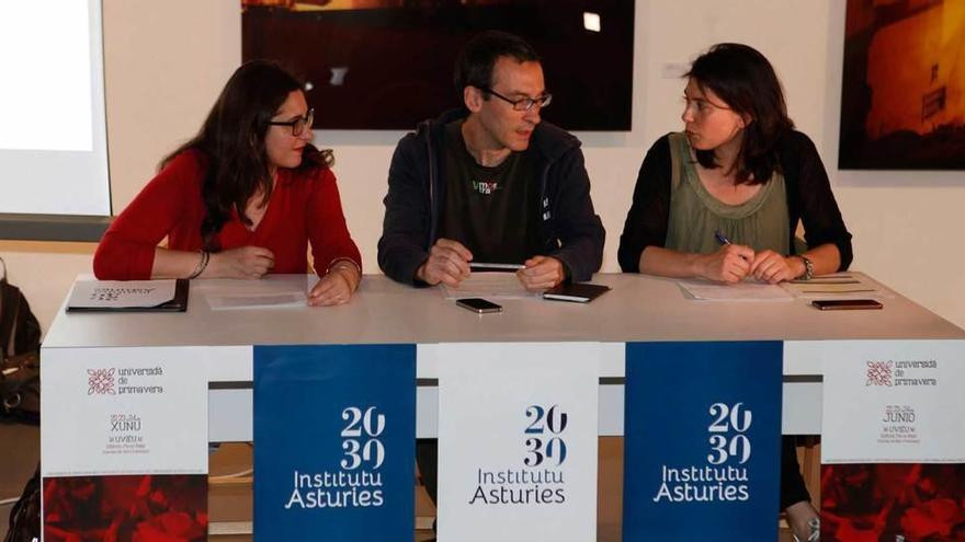 Por la izquierda, Ana Chicano, César Rendueles y Laura Tuero, ayer, en el Museo Barjola.
