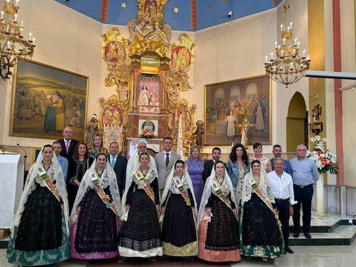 Foto de familia de la misa para la tercera edad en la iglesia parroquial.