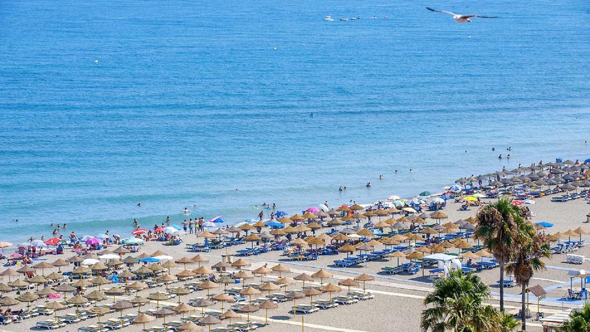 Todas las playas de Torremolinos cuentan ya con agua en sus duchas y lavapiés.