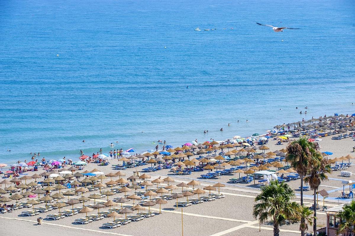 Todas las playas de Torremolinos cuentan ya con agua en sus duchas y lavapiés.