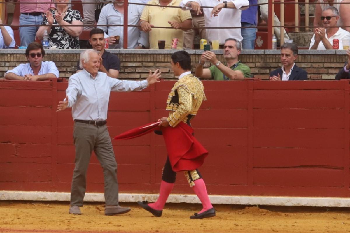 Pablo Aguado brinda el tercero de la tarde a El Cordobés desde el ruedo.
