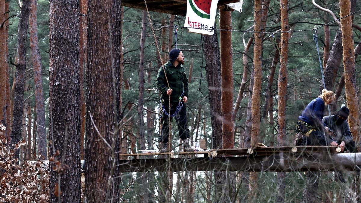 Activistas medioambientales ocupan un bosque para protestar por la ampliación de la planta de Tesla cerca de Berlín