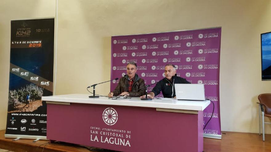José Luis Hernández junto a Isidro Casanova, durante la presentación