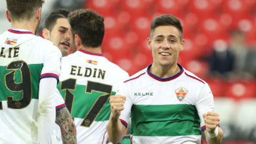 Los jugadores del Elche celebran el tanto de Álex Moreno