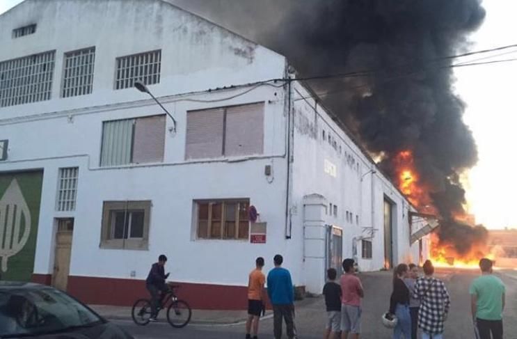 Un voraz incendio consume el interior de la cooperativa de Alginet