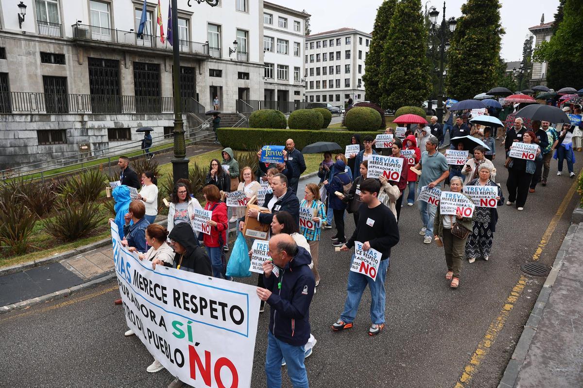 En imágenes: así fue la manifestación por las calles de Oviedo de los vecinos de Trevías que luchan por cambiar la depuradora de lugar En imágenes: así fue la manifestación por las calles de Oviedo de los vecinos de Trevías que luchan por cambiar la depuradora de lugar