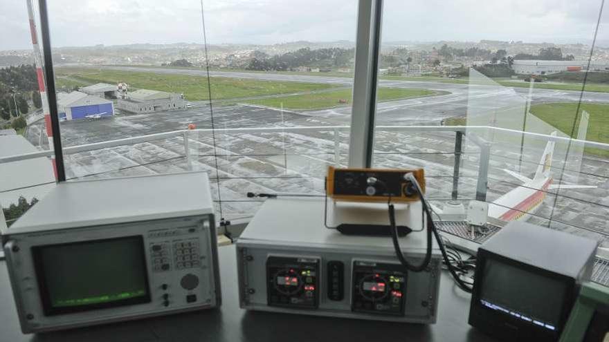 Vista del aeropuerto de Alvedro desde la torre de control.