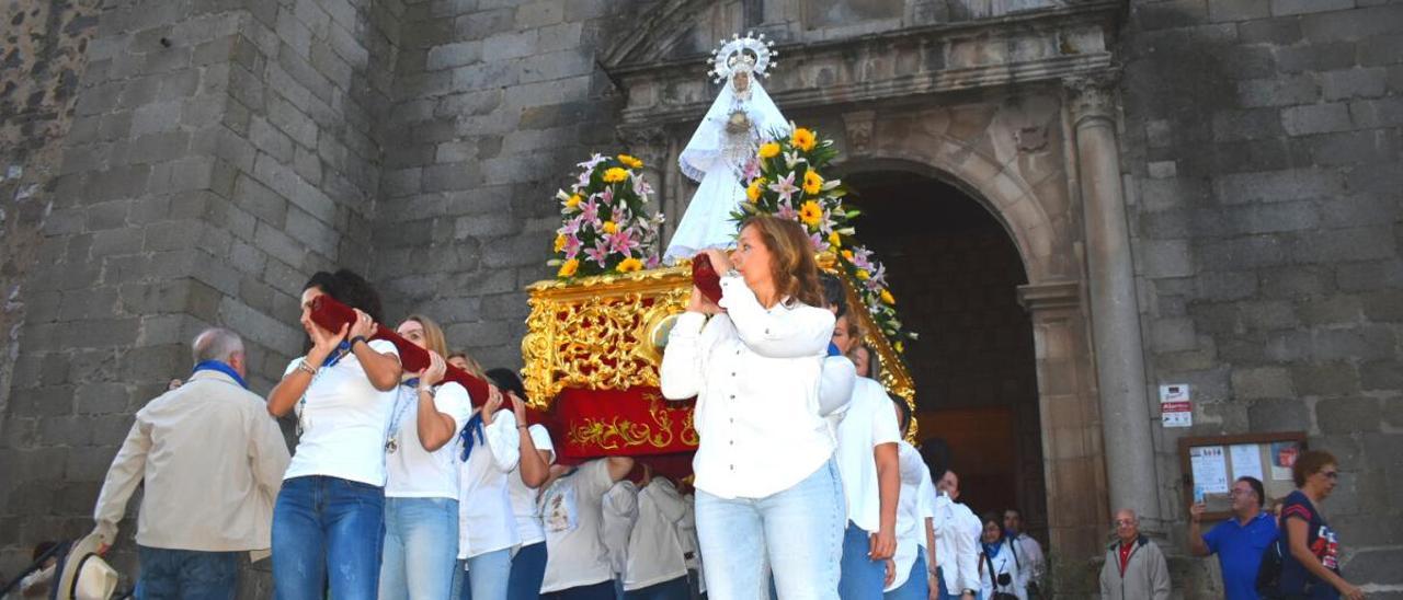 Una docena de mujeres saca de la iglesia a la patrona de Don Benito.