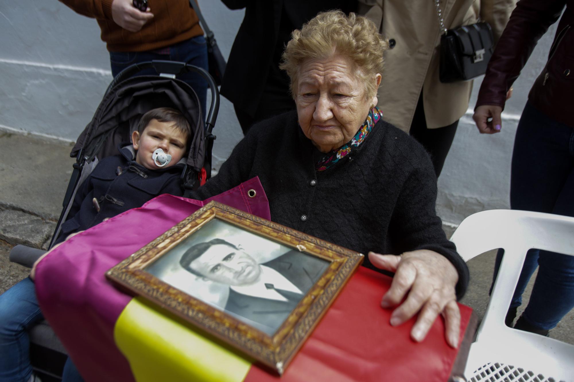 VLC  TRES FAMILIAS RECOGEN LOS RESTOS DE SUS FAMILIARES DE LA FOSA 100 DEL CEMENTERIO DE PATERNA.jpg