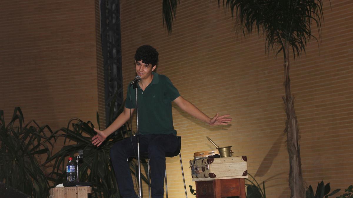 El joven de Betxí, Jorge Gumbau, actuó en directo en Betxí.