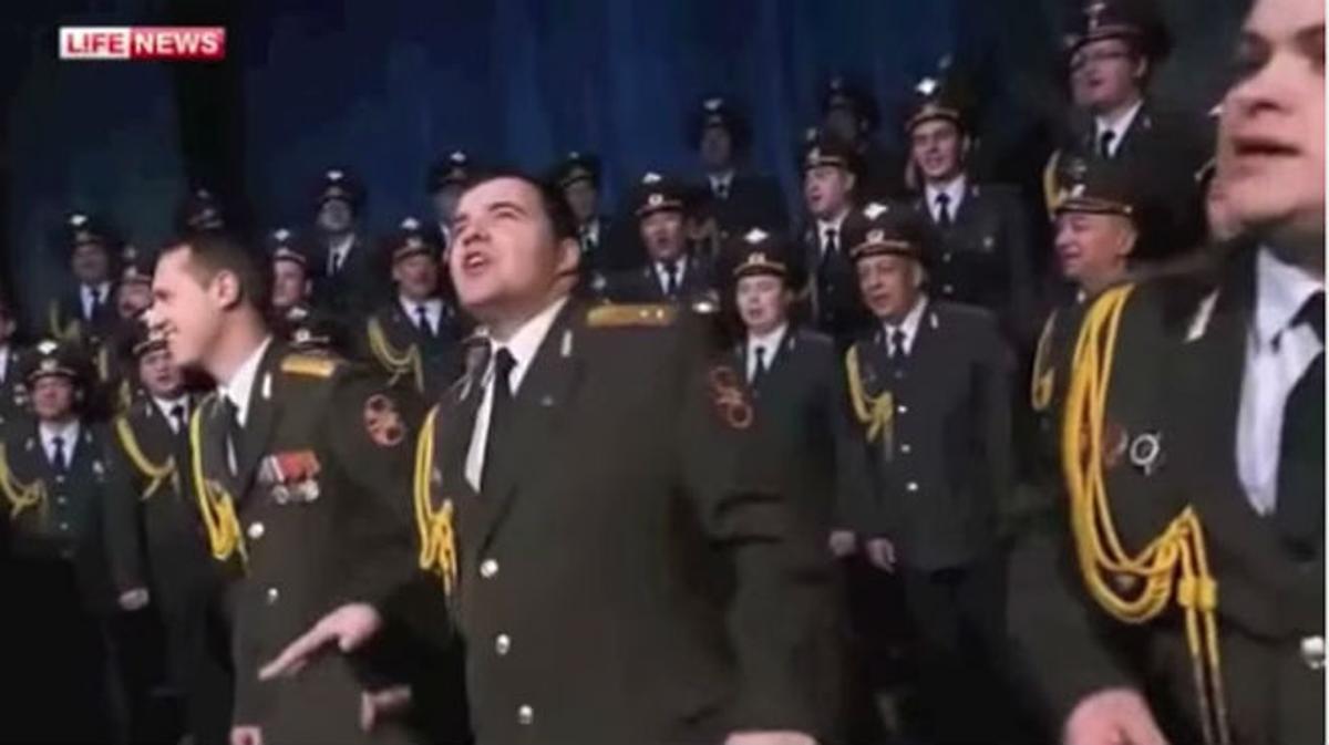 El cor de l’Exèrcit rus versiona ’Happy’.