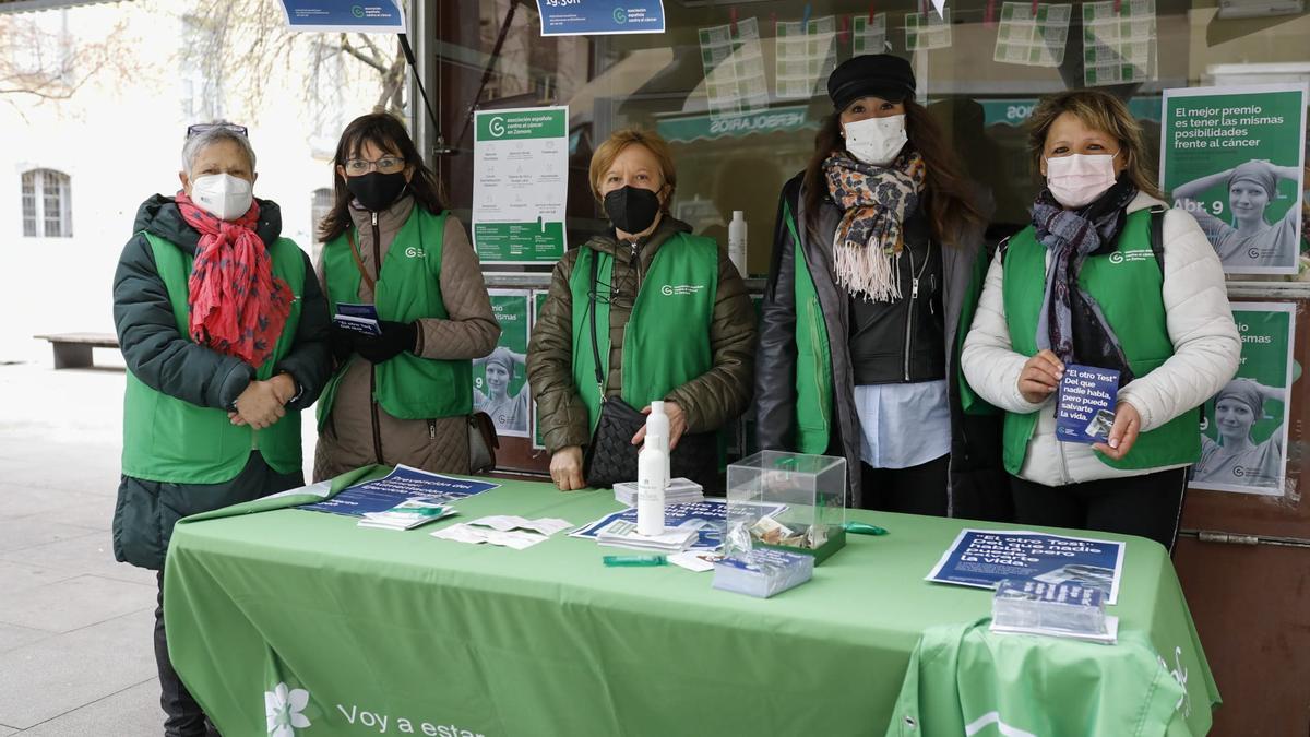 Voluntarios de la Asociación contra el Cáncer en la campaña del tumor de colon y recto