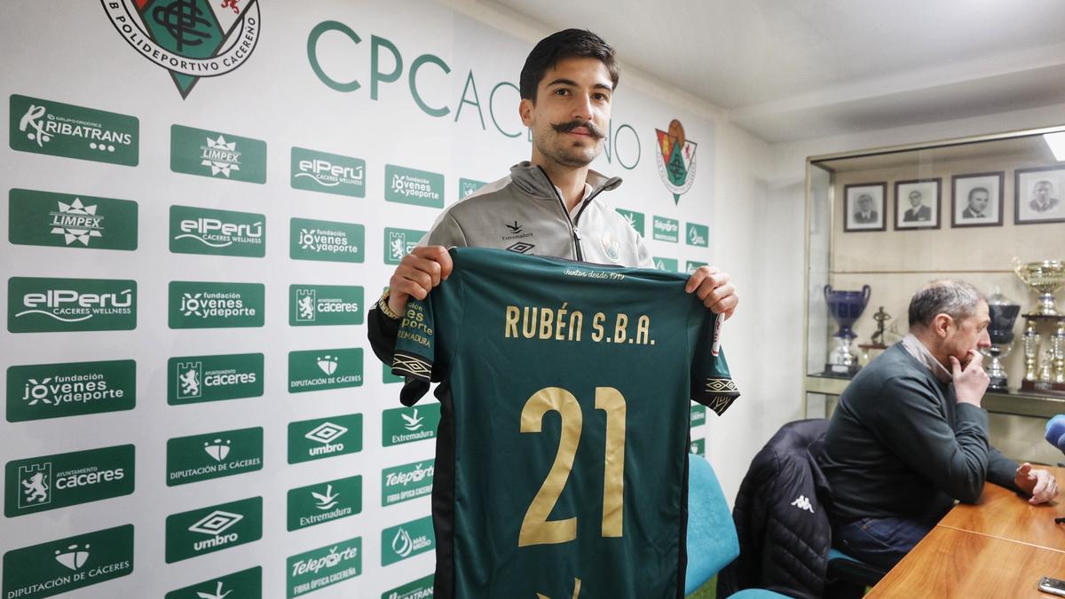 Rubén Sanchidrián, en su primera presentación como jugador del Cacereño, en 2023. Detrás, Francis Bordallo.