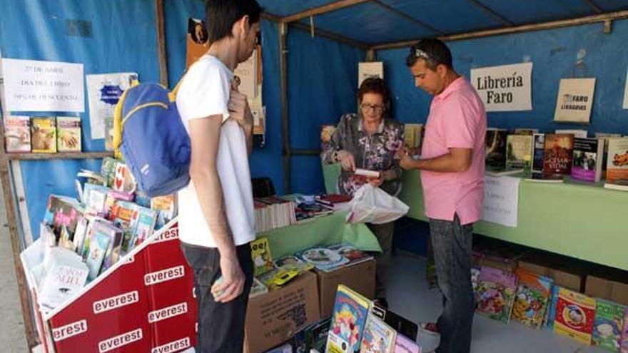 Imagen de archivo de la celebración del Día do Libro en los jardines de A Estrada.  // Bernabé /Luismy