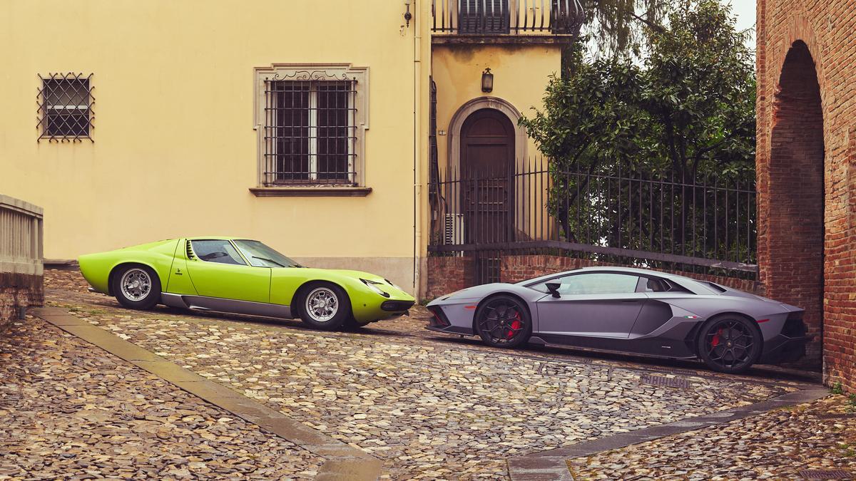 Del primero al último.  El Lamborghini Miura con el primer motor V12 y el Lamborghini Aventador Ultimae con el último motor  de combustión V12 puro. Lamborghini