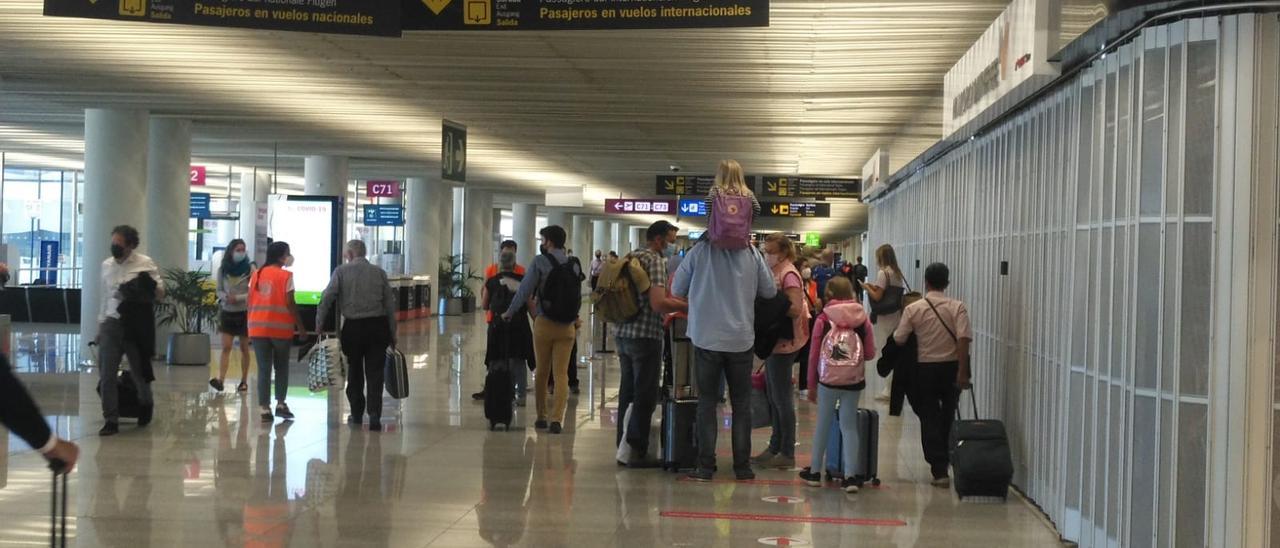 Al llegar al aeropuerto, los pasajeros nacionales e internacionales se separan para pasar el control sanitario.