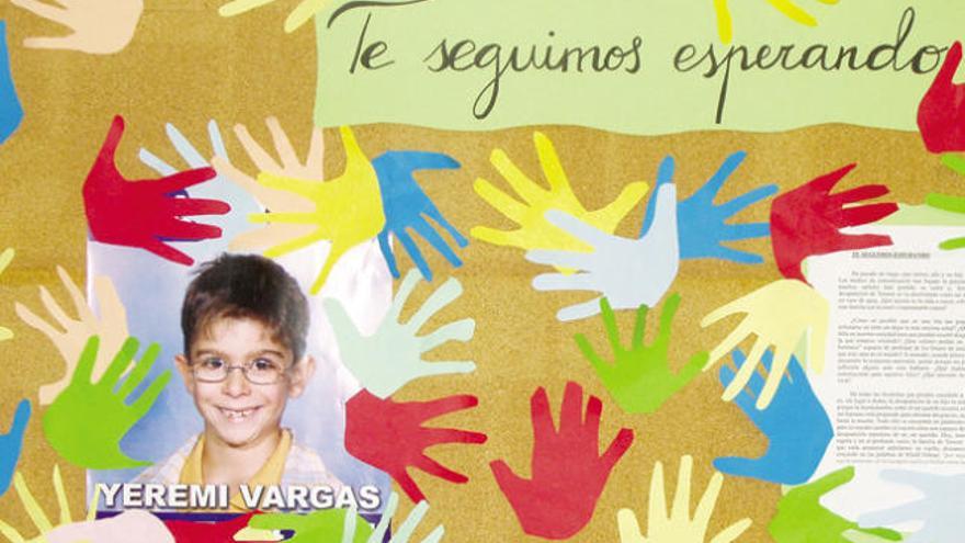 Cartel homenaje de los compañeros de clase de Yeremi, en el Colegio El Canario, en el aniversario de su desaparición.