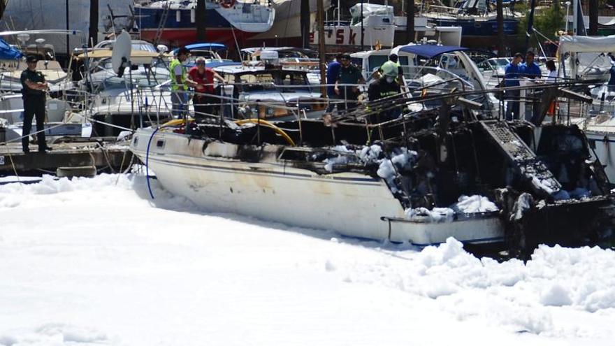 Das ausgebrannte Motorboot des deutschen Paares umgeben von Löschschaum.