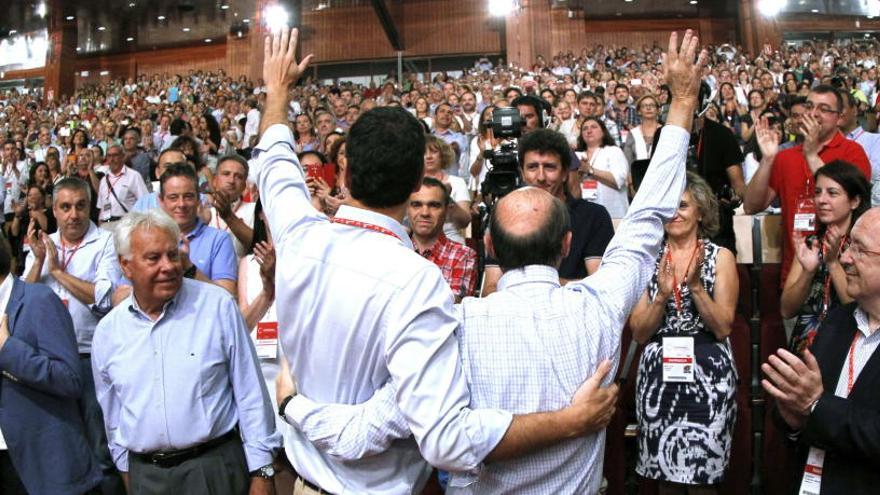 Sánchez y Pérez Rubalcaba, tras las últimas primarias del PSOE.