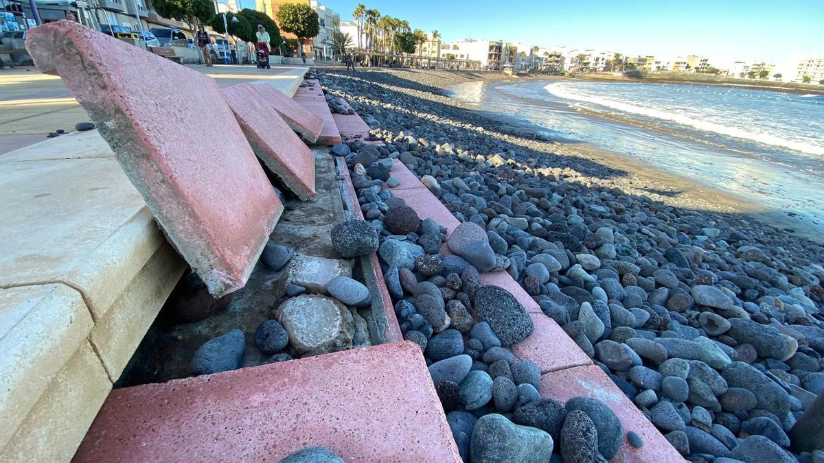 La fuerza de la pleamar llena de piedras el paseo marítimo de la Playa de Arinaga