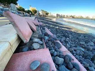 La fuerza de la pleamar llena de piedras el paseo marítimo de la Playa de Arinaga
