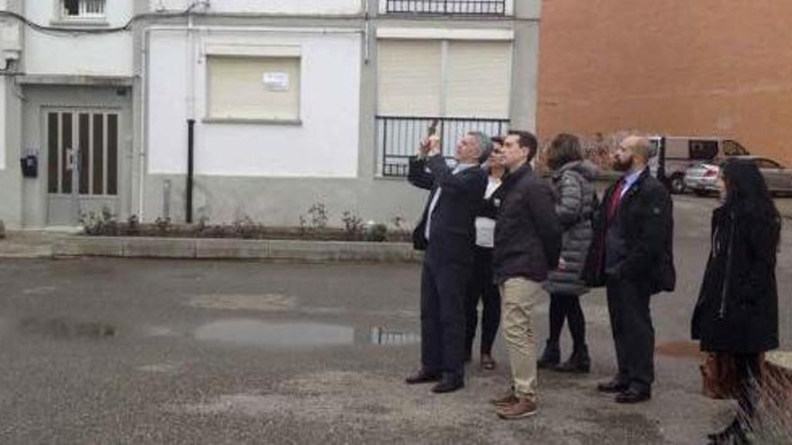 El representante de Fomento fotografía la fachada de un bloque de 25 Años de Paz.