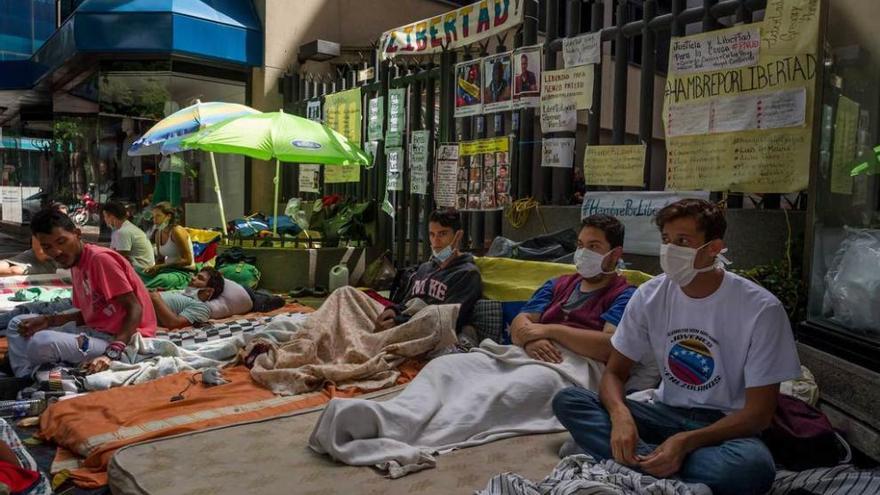 Participantes en una huelga de hambre iniciada en Caracas hace 20 días para pedir la actuación de la OEA.