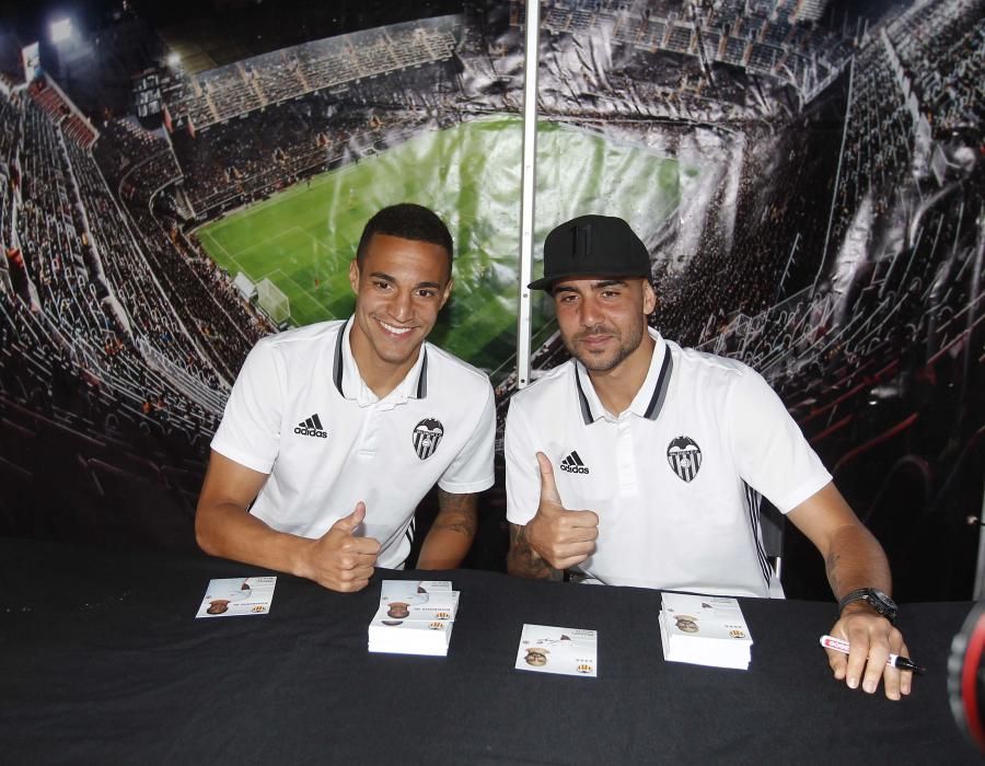 Zaza y Rodrigo con los aficionados en Requena