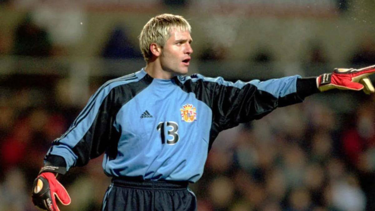 Santi Cañizares defiende la portería de 'la roja' en un partido de clasificación para el Mundial