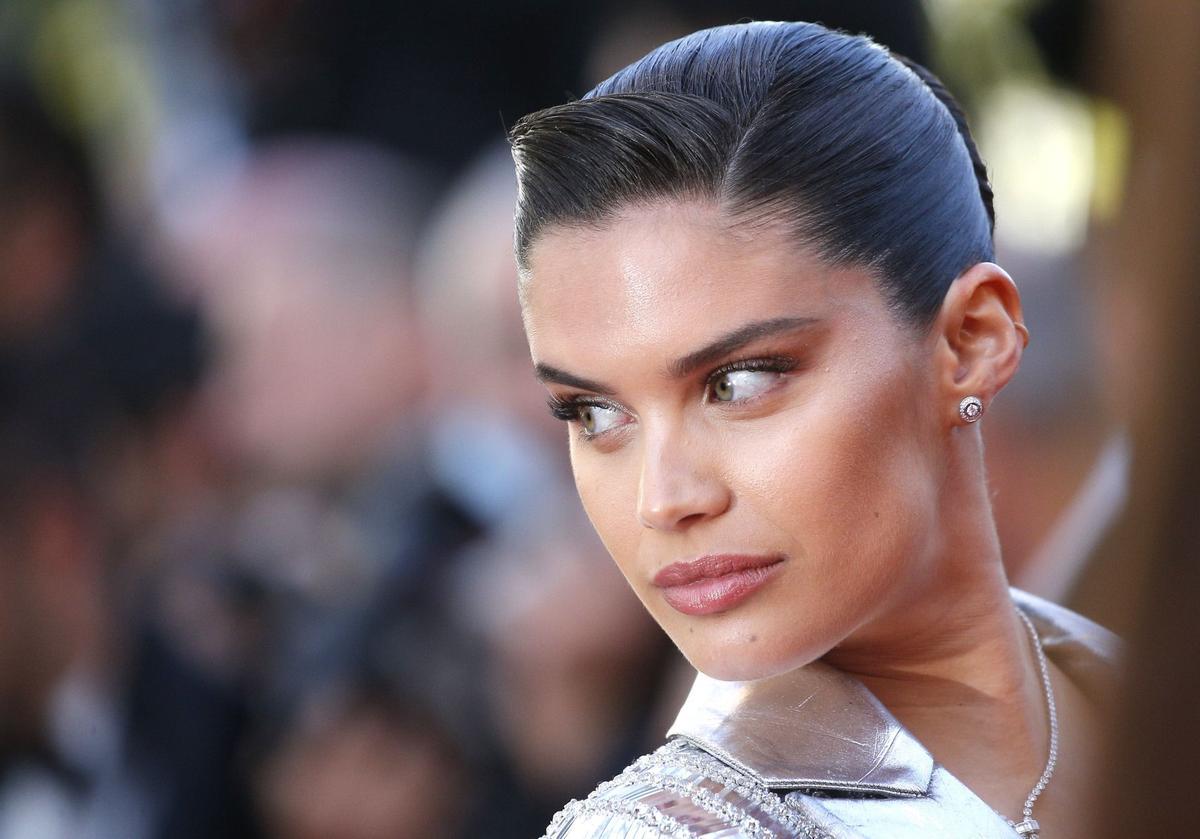 Sara Sampaio posa en la alfombra roja del Festival de Cannes 2023