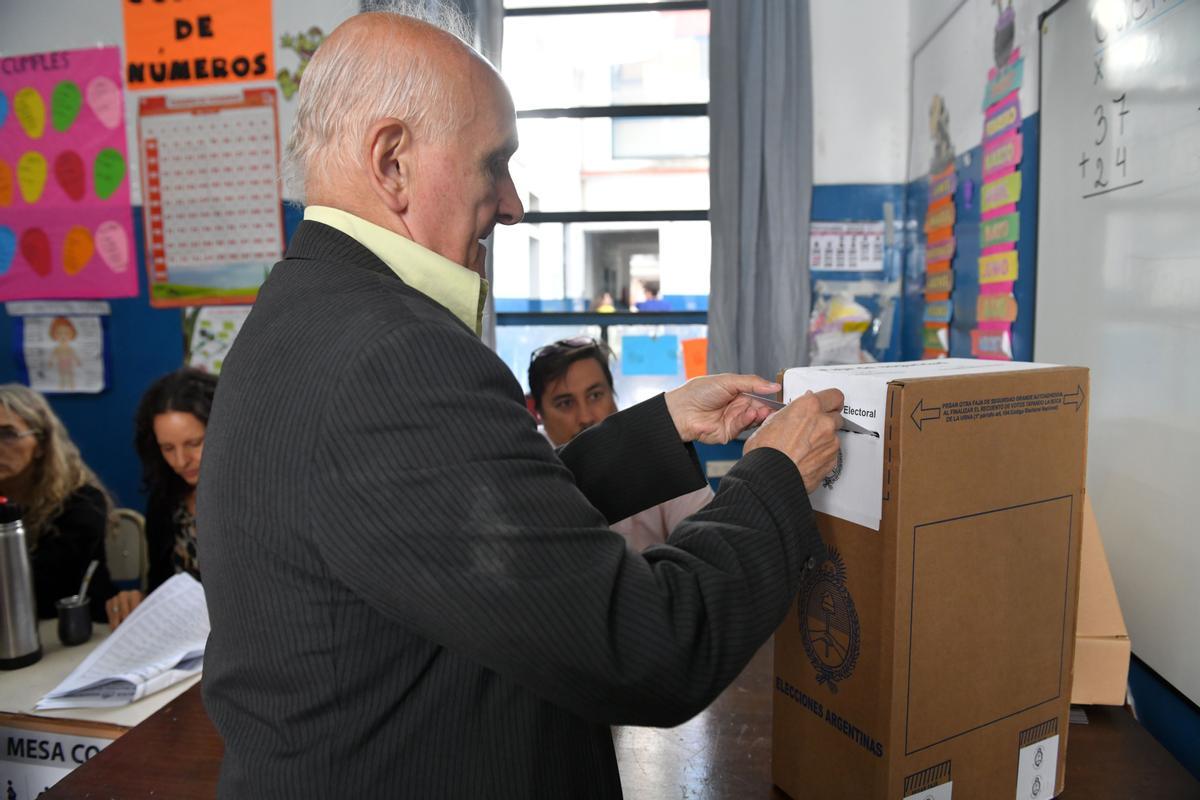 Abren los centros de votación para la segunda vuelta de las presidenciales en Argentina