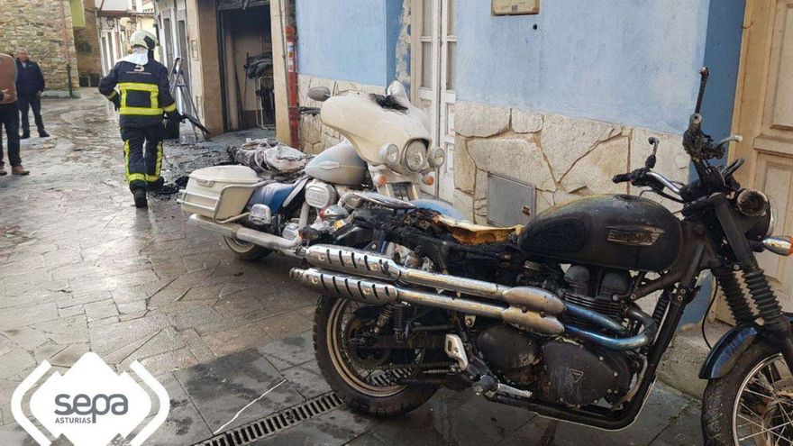 El fuego daña una casa en Llanes y dos motos en una cochera de Salas