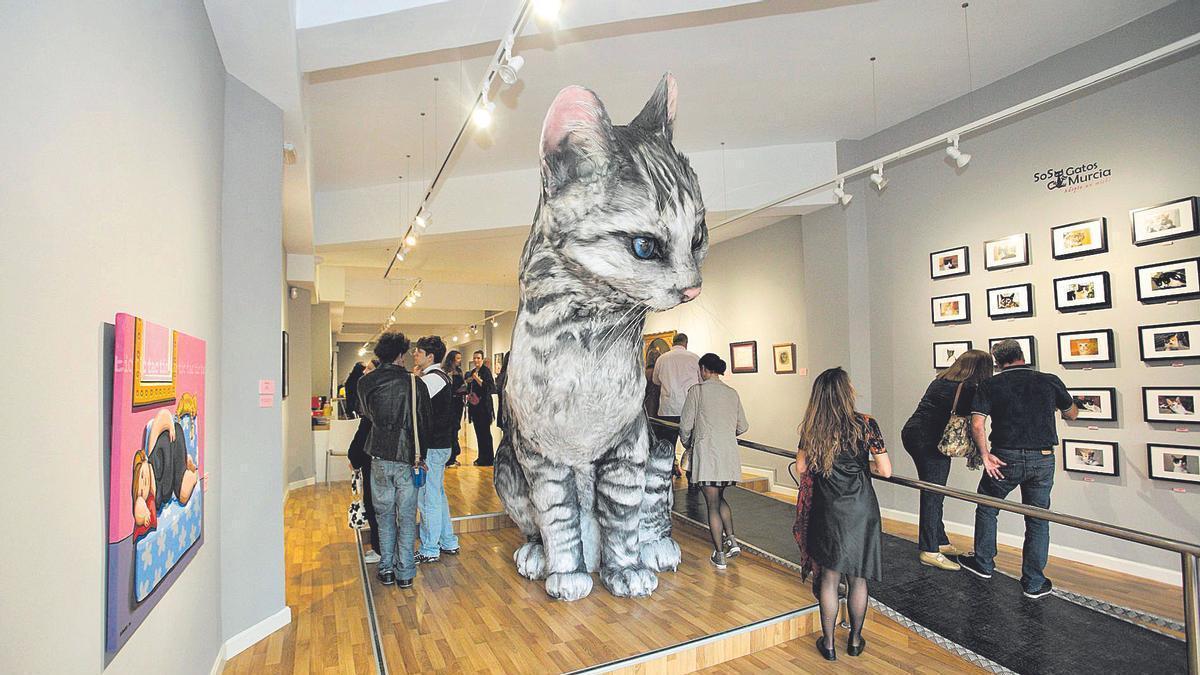 Un gato hiperrealista, obra de Juan Piza, recibe a los visitantes a la entrada de la galería.
