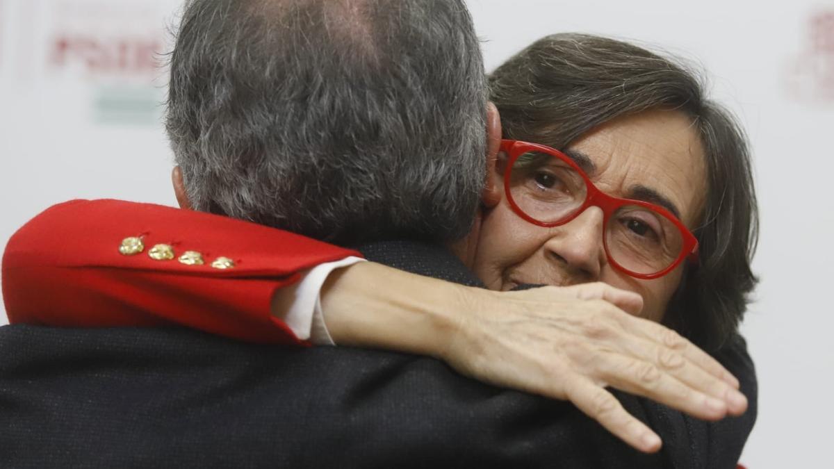 Rosa Aguilar abraza a Juan Espadas durante el anuncio de su despedida.