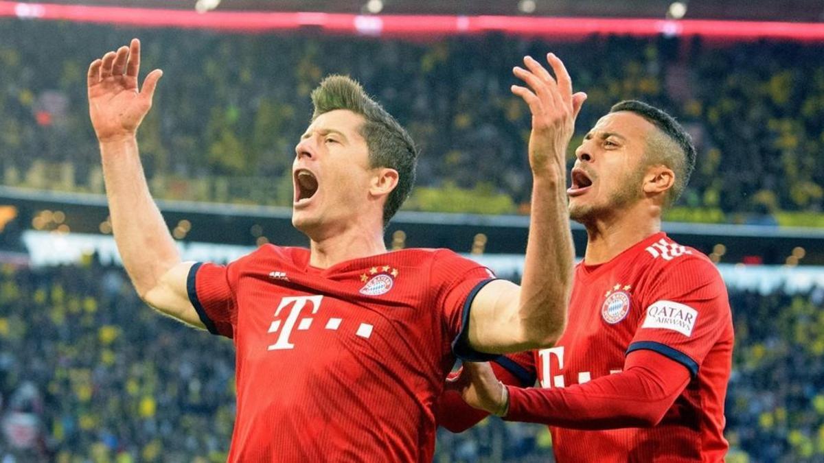 Lewandowski celebra su gol nº 200 en la Bundesliga, abrazado por el exazulgrana Thiago.