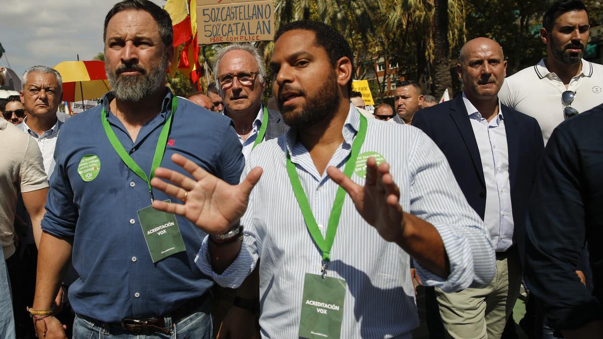 Santiago Abascal, junto al líder de Vox en Catalunya, Ignacio Garriga, en la manifestación en defensa del castellano en la escuela.