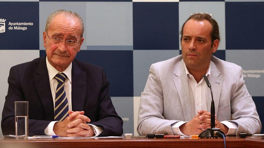 Una imagen de archivo de Francisco de la Torre y Juan Cassá, que muestra a ambos en la sala de prensa del Ayuntamiento de Málaga.