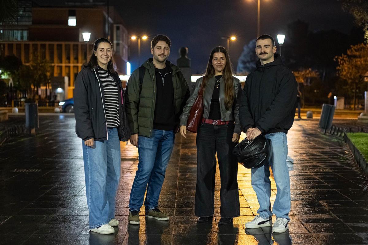 Lucía, Ángel, Blanca y Pablo, en la puerta de la Universidad de Zaragoza.