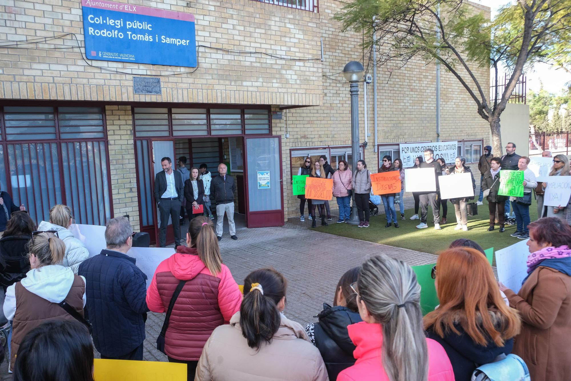 El alcalde de Elche acude a la protesta del colegio de El Altet para llamar a la calma