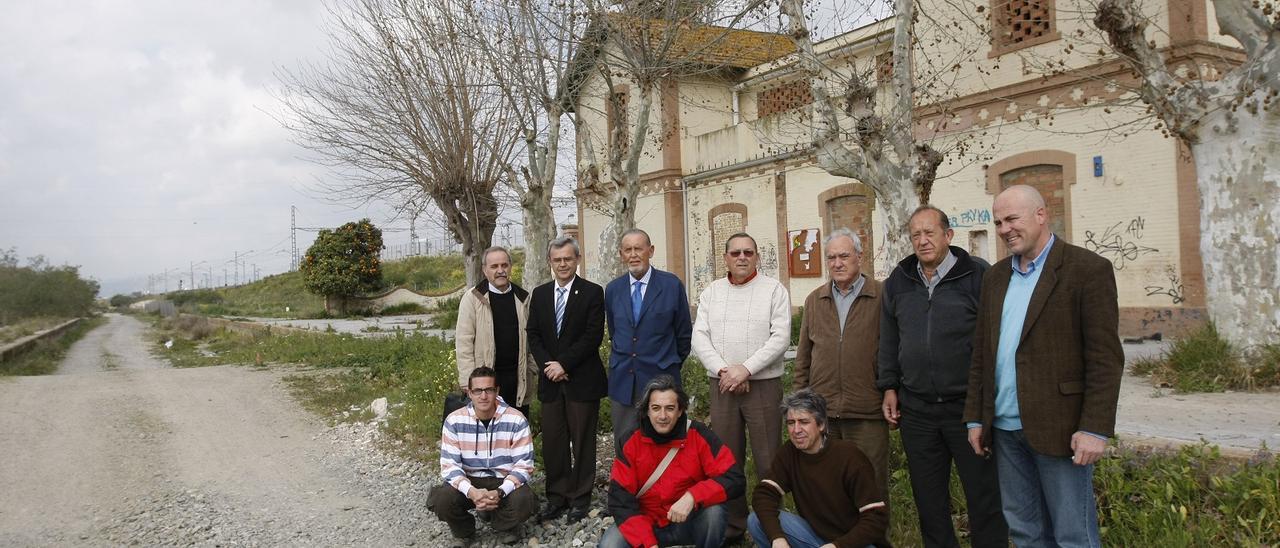 Representantes de los ayuntamientos de Málaga y Cártama delante de la estación de Campanillas en 2009.