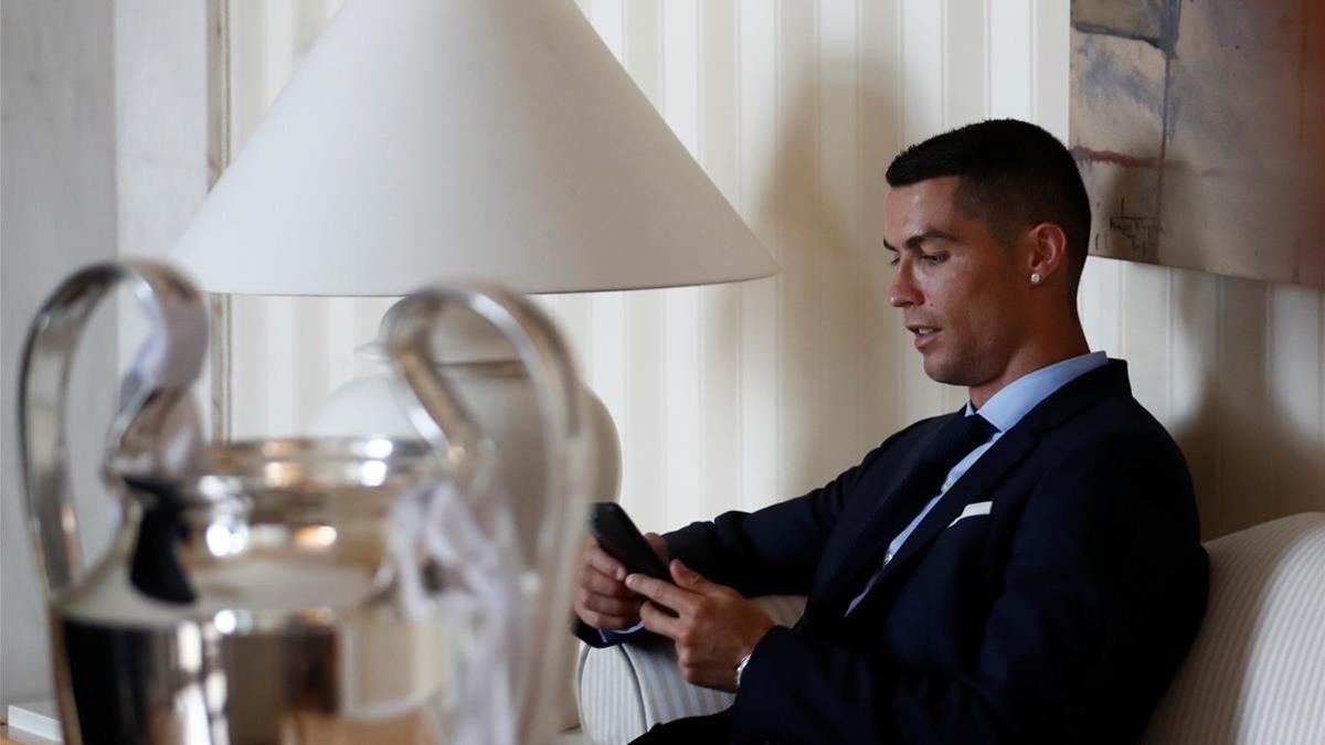 Cristiano Ronaldo, con el trofeo de la Champions en Madrid.