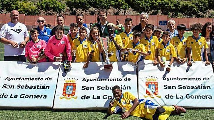 Los componentes de la selección de Gran Canaria posan después de recibir los trofeos.