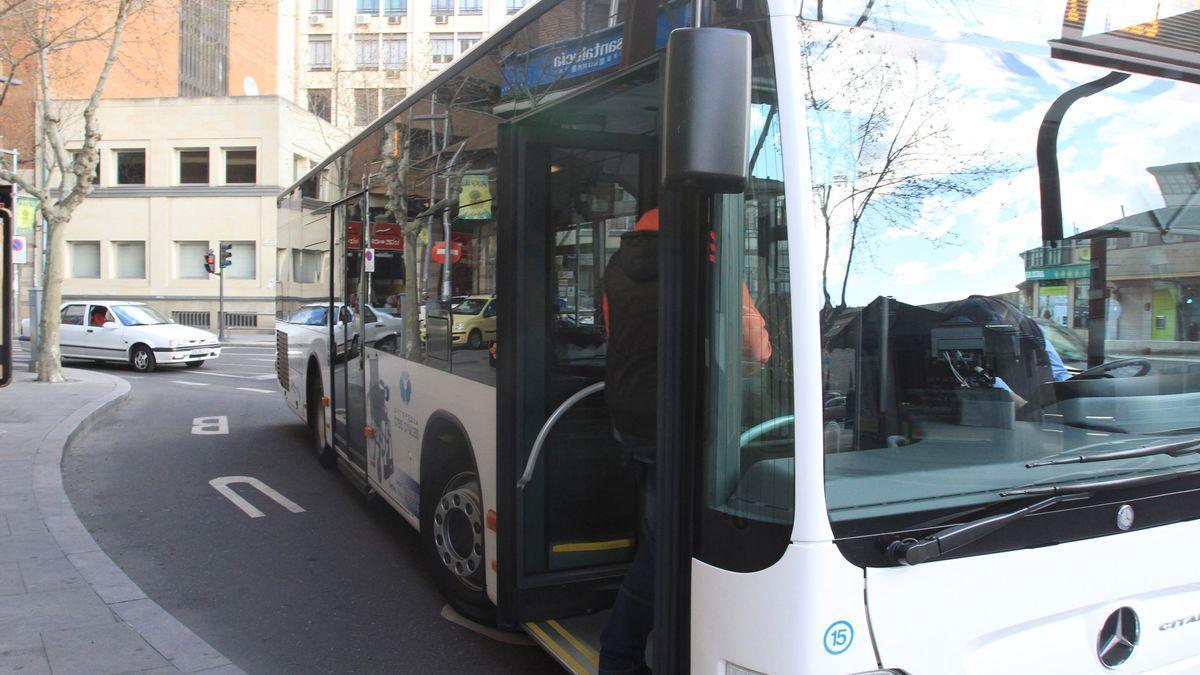 Un autobús urbano hace una parada para recoger pasajeros.