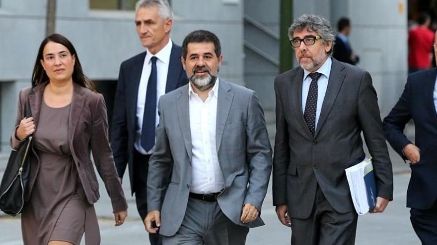 Jordi Sànchez (al centre), amb els seus advocats, el dia que va declarar davant l&#039;Audiència.