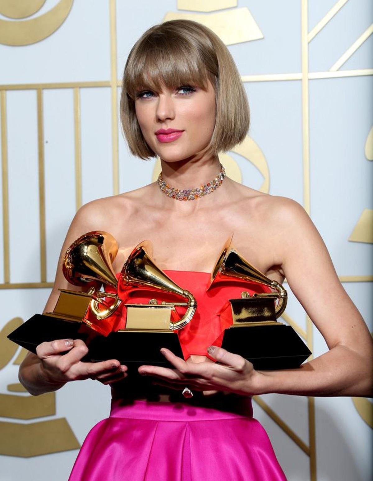 Taylor Swift con sus tres galardones en los Premios Grammy 2016