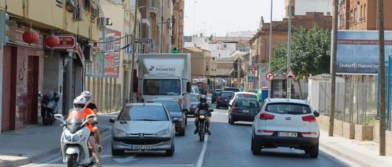 Vehículos circulando por la antigua carretera de Barcelona, en Tavernes Blanques.