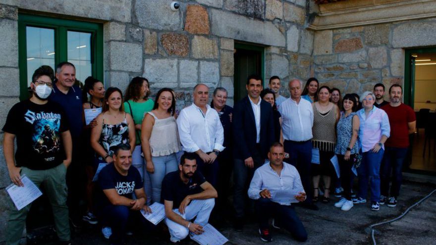 Alumnos del Obradoiro, junto a Luis López, Durán y Tourís. | // I. A.