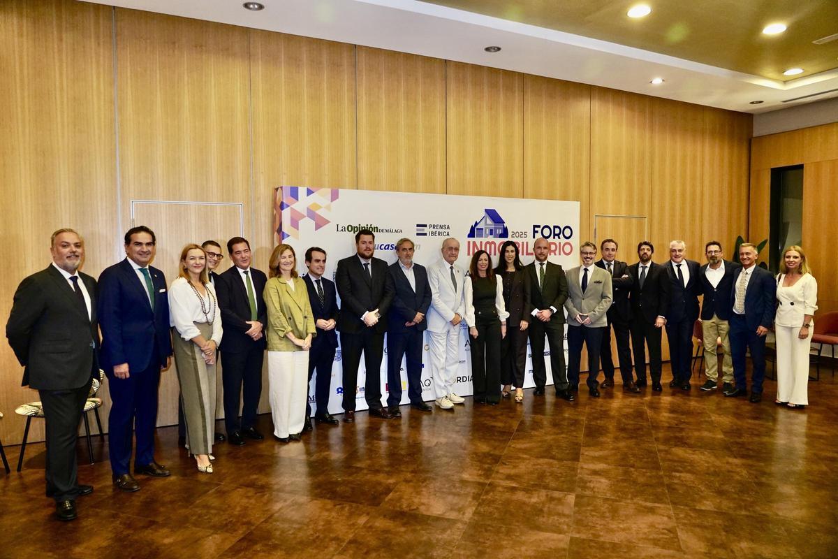 Foto de familia con patrocinadores de la jornada, autoridades y miembros del staff de La Opinión