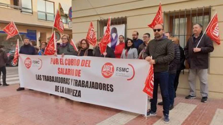 Protesta de trabajadores y políticos ante el Ayuntamiento.