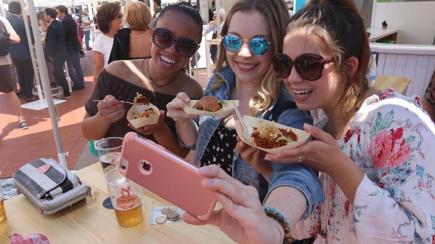 Imagen de asistentes al Málaga Gastronomy Festival instalado en la Plaza de la Marina hasta el domingo.